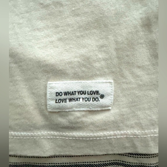 Life Is Good Crusher-Lite short-sleeve V-neck tee, womens medium, cream-colored - Picture 4 of 5